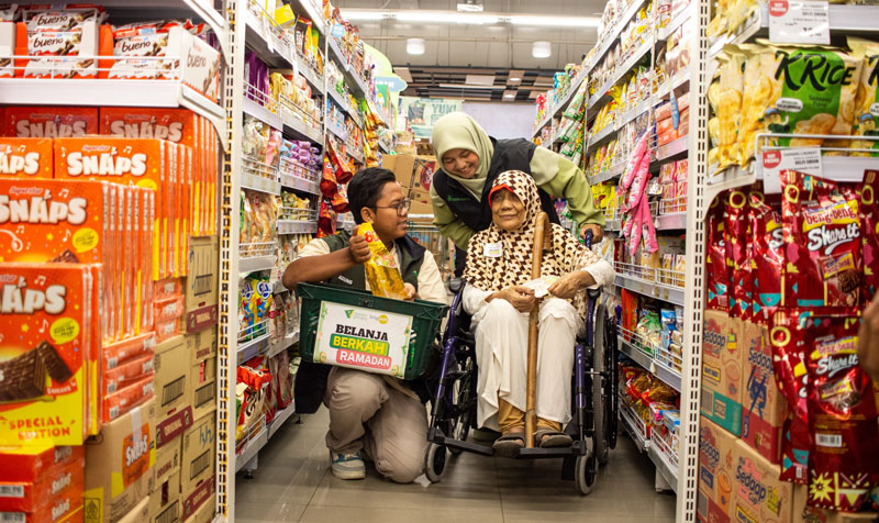 Tim Dompet Dhuafa Riau membantu lansia berbelanja berkah Ramadan di Living World Pekanbaru.