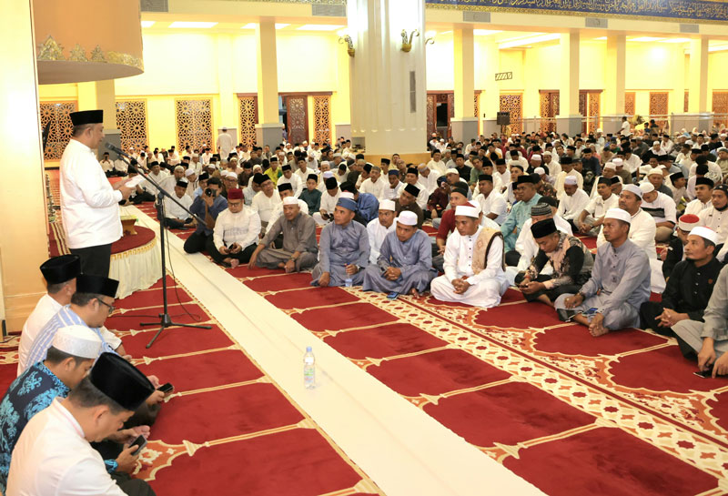 Bupati Rohul Anton ST MM memberikan sambutan dalam acara peringatan Nuzul Qur&rsquo;an tingkat kabupaten di Masjid Agung Islamic Center Rohul.