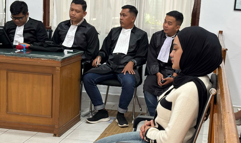 Cut Salsa mendengarkan putusan majelis hakim pada sidang vonis perkara penganiayaannya di PN Pekanbaru, Rabu (19/3/2025).