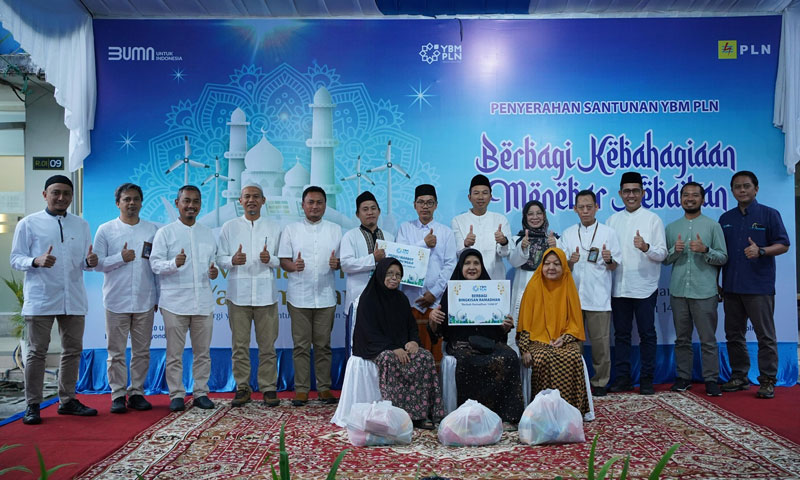 Jajaran PLN dan pihak Panti Asuhan foto bersama saat kegiatan berbagi.