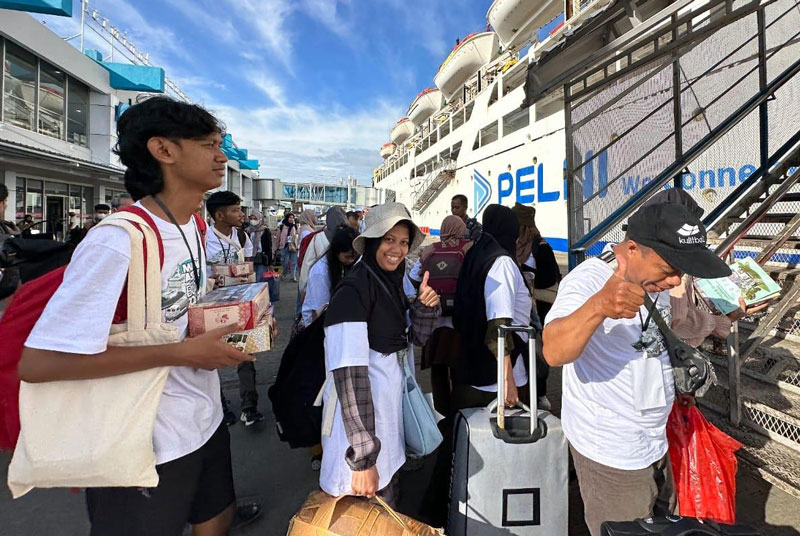 MUDIK: Para peserta Mudik Asyik Bersama BU&shy;MN 2024 tengah menaiki kapal rute Makassar-Surabaya di Pelabuhan Soekarno-Hatta, Ma&shy;kassar. Ta&shy;hun ini PLN kembali menghadirkan program Mu