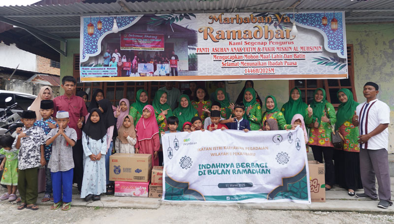 Ikatan Istri Karyawan Pegadaian Kanwil II Pekanbaru menyerahkan paket bantuan Ramadan kepada Panti Asuhan Al-Muhsinin, Pekanbaru, belum lama ini.