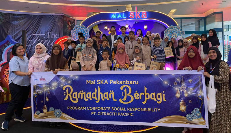 Manajemen Mal SKA Pekanbaru memberikan THR kepada puluhan anak yatim dari panti asuhan binaan Lembaga Amil Zakat Swadaya Ummah Pekanbaru, Rabu (19/3/2025).
