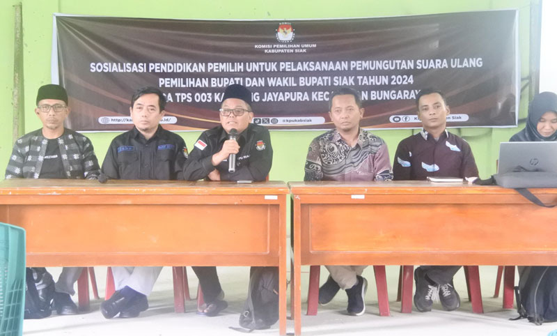Ketua KPU Riau Rusidi Rusdan (pegang mik) didampingi Kadiv Sosdiklih Parmas dan SDM KPU Riau Nugroho Noto Susanto (tiga kanan) beserta jajaran komisioner KPU Siak.