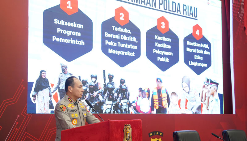 Kapolda Riau Irjen Pol Herry Heryawan saat menyampaikan comander wish di Polda Riau, Rabu (19/3/2025).