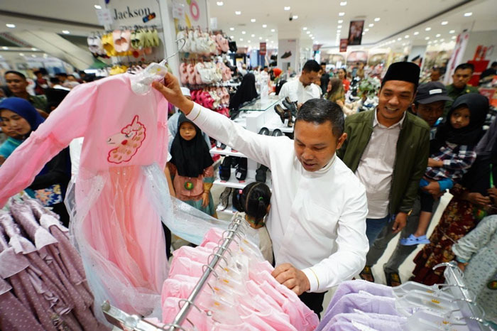 Gubri Abdul Wahid ikut memilihkan baju baru untuk anak yatim di Kota Dumai, Kamis (20/3/2025).