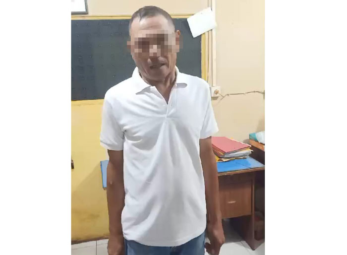 Oknum jukir berinisial HJ (52) saat diamankan di Polsek Bukit Raya Pekanbaru, Rabu (19/3/2025).