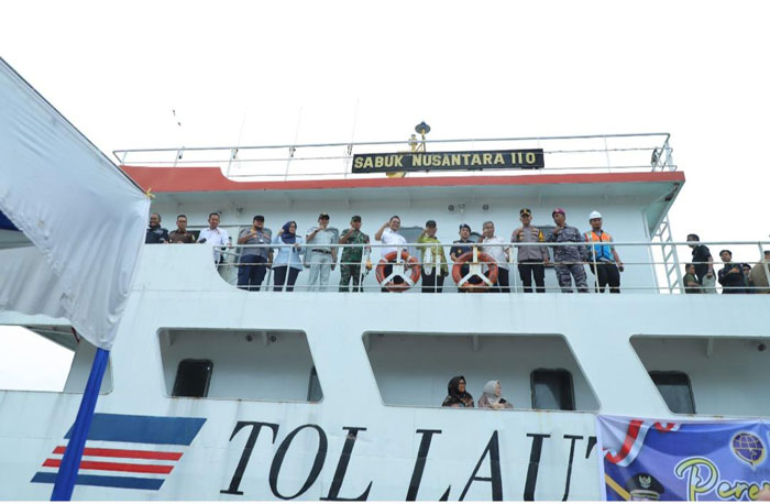 Bupati Inhil H Herman ketika meresmikan keberangkatan KM Sabuk Nusantara 110 di Pelabuhan Pelindo Tembilahan, Kamis (20/3/2025).