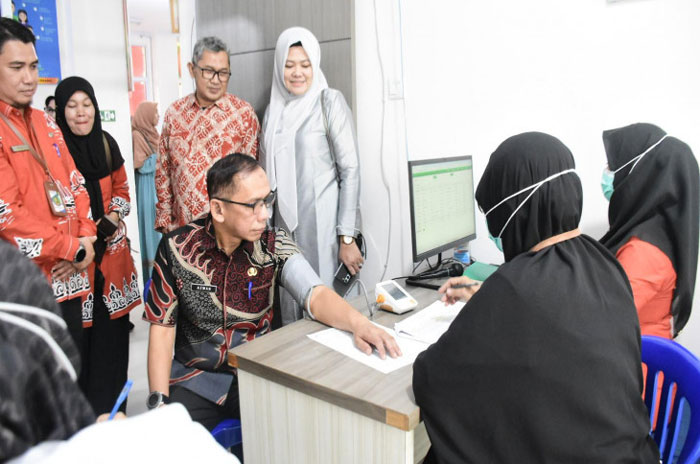 Asisten III Setda Kampar Azwan mengikuti simulasi Pemeriksaan Kesehatan Gratis (PKG) di UPT Puskesmas Bangkinang Kota, Kamis (20/3/2025).