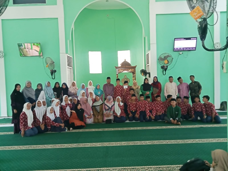 Siswa dan siswi MTs YPPI Bengkalis bersama majelis guru melaksanakan khatam Al-Quran  di Masjid Assa&rsquo;adah Bengkalis, Rabu (19/3/2025).