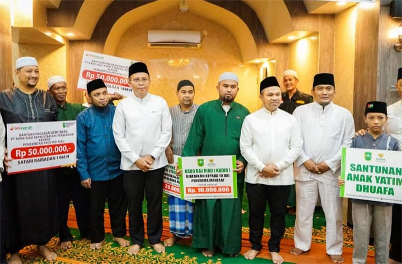 Gubri Abdul Wahid didampingi Wawako Dumai, Sugiyarto, Kamis (20/3/2025) malam melakukan foto bersama ketika safari Ramadan di Masjid Nurul Yaqin Dumai.