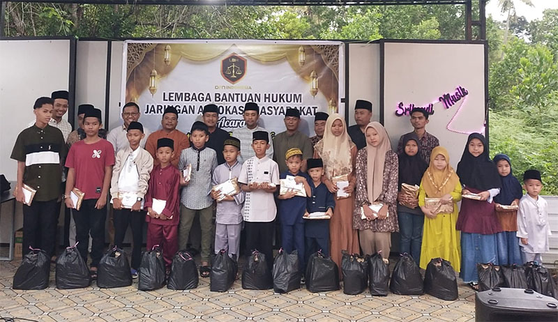 Pengurus LBH Jarima foto bersama penerima bantuan sembako