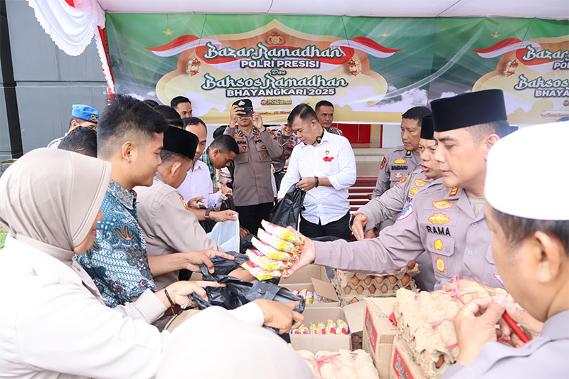 Waka Polres Kompol Novaldi SSos MSi bersama sejumlah perwira menggelar bazar Ramadan Polri 2025, bagikan paket sembako pada masyarakat, Kamis (20/3/2025) sore.
