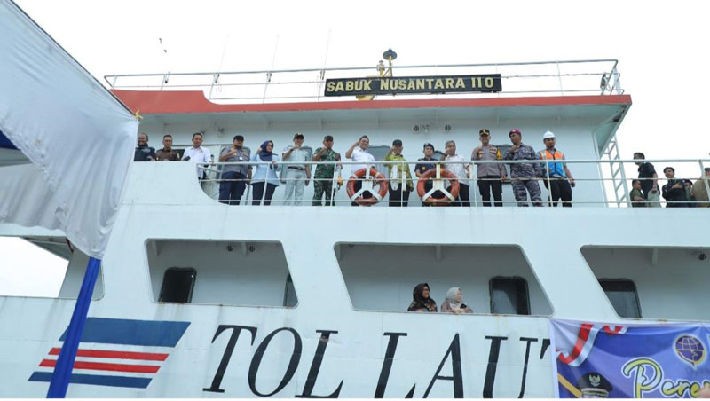 Bupati Inhil H Herman ketika meresmikan keberangkatan KM Sabuk Nusantara 110 di Pelabuhan Pelindo Tembilahan, Kamis (20/3/2025).