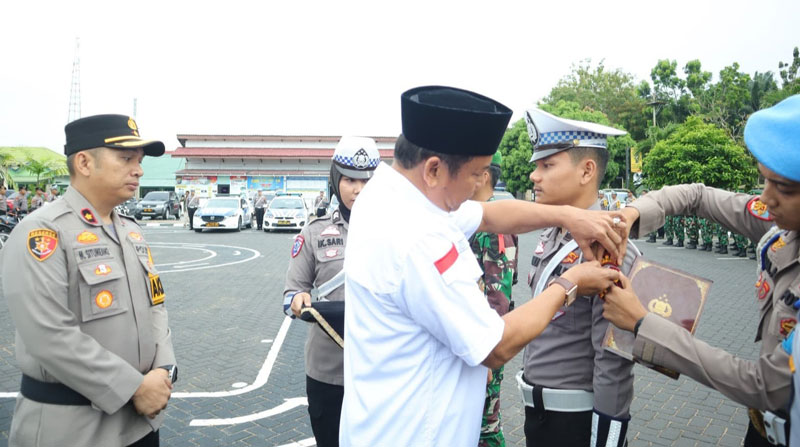 Wabup Inhu Ir H Hendrizal MSi didampingi Wakapolres Inhu Kompol Manapar Situmeang SH SIK MSi saat memasang pita tanda dimulainya Operasi Ketupat Lancang.