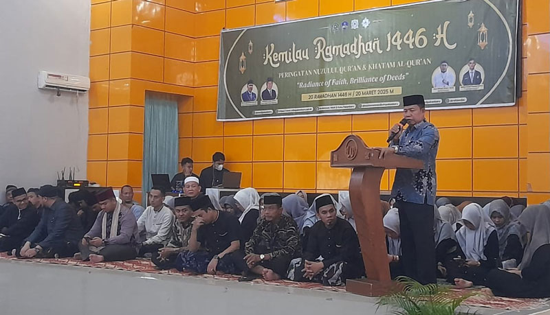 Kepala Madrasah Aliyah Negeri 2 Pekanbaru Ghafardi SAg MPdi saat memberikan sambutan penutupan rangkaian kegiatan Ramadan di aula MAN 2 Pekanbaru, Kamis (20/3/2025).