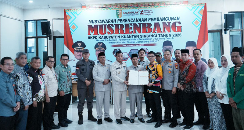 Bupati Kuansing Dr H Suhardiman Amby MM didampingi Wakil Bupati H Muklisin, Pj Sekdakab dr H Fahdiansyah SpOg membuka musrenbang kabupaten 2026.