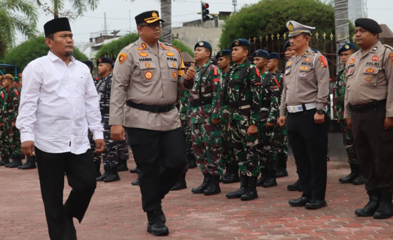 Wakil Wali Kota Dumai Sugiyarto bersama Kapolres Dumai AKBP Hardi Dinata memeriksa barisan pada apel gelar pasukan di halaman Mapolres Dumai, Kamis (20/3/2025).