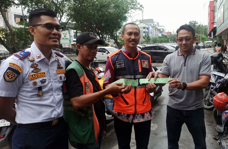 Kepala Dishub Pekanbaru Yuliarso didampingi Kepala UPT Perparkiran Radinal Munandar, serta Ichwan Sunadi perwakilan PT YSM selaku salah satu pengelola parkir.
