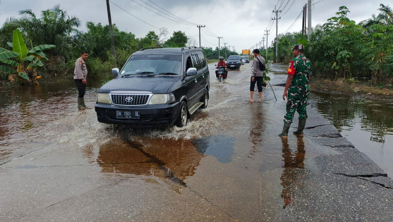 Genangan air di Jalan Lintas Timur Km 83 Desa Kemang, Kecamatan Pangkalan Kuras, Kabupaten Pelalawan tampak surut, Kamis (20/3/2025).