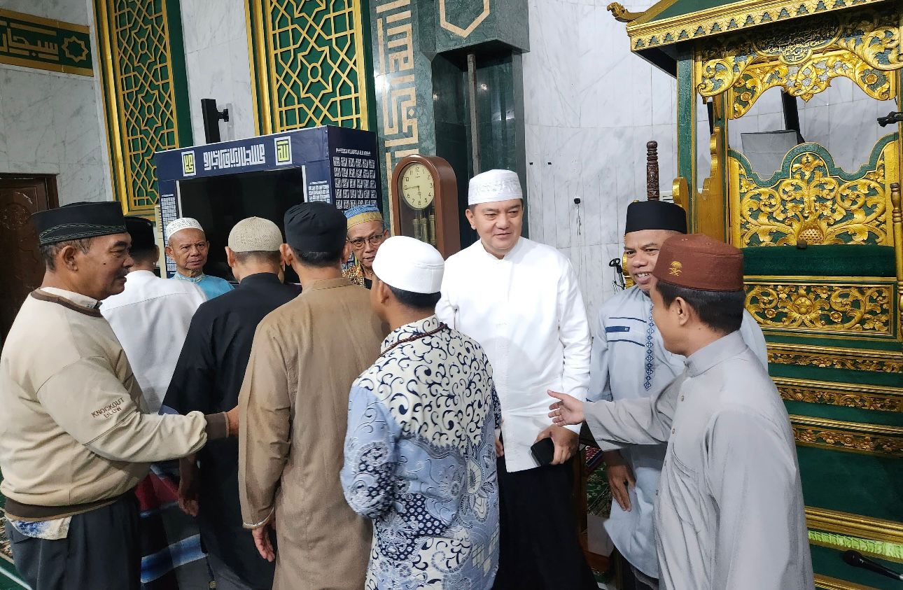 Mantan Kapolda Riau Irjen Pol Mohammad Iqbal bersalaman dengan pengurus dan jamaah Masjid Raya Pekanbaru, Jumat (21/3/2024).