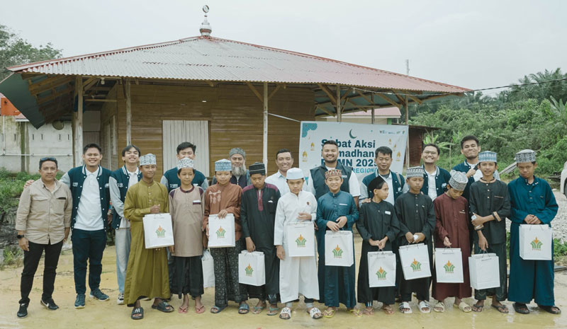 Manajemen PTPN IV Regional III foto bersama para santri Pondok Pesantren Raudhatul Ulum, Tualang, Siak, Kamis (20/3/2025).