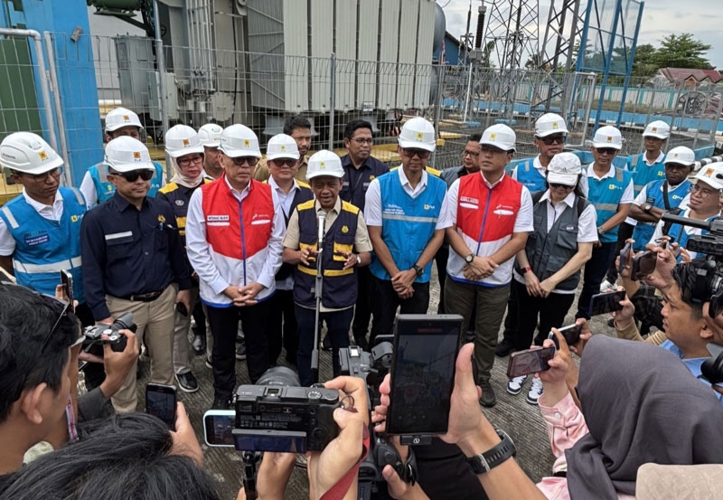 Menteri ESDM Bahlil Lahadalia (tengah) mengapresiasi kesiapan PT PLN (Persero) dalam mengamankan pasokan listrik menjelang periode Hari Raya Idulfitri 1446 Hijriah.