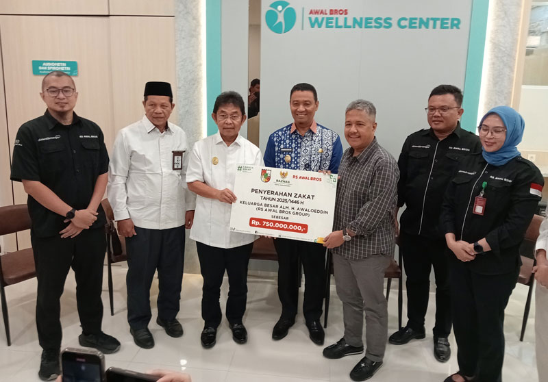 CEO RS Awal Bros Group foto bersama dengan Ketua Baznas Pekanbaru didampingi  Wakil Wali Kota Pekanbaru serta Direktur Rumah Sakit Umum Awal Bros Sudirman Pekanbaru dan Direktur RS Awal Bros Hangtuah.