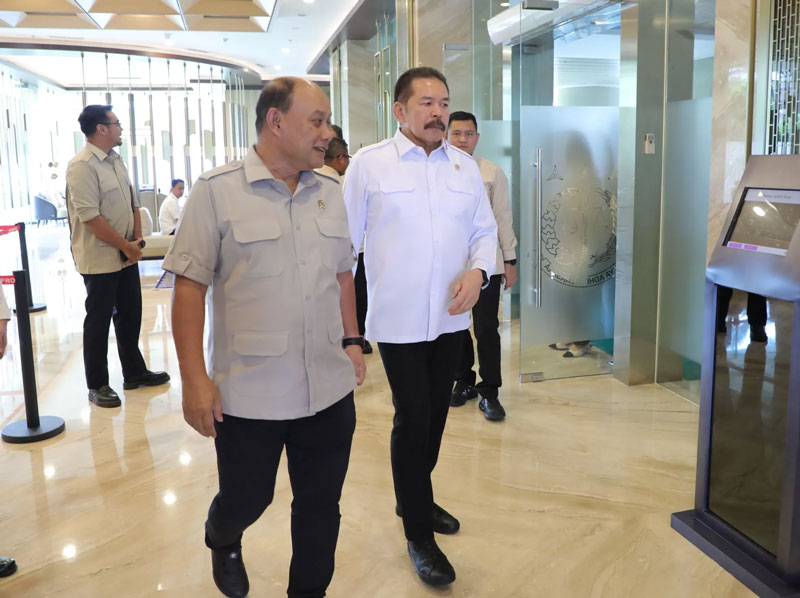 Jaksa Agung Sanitiar Burhanuddin berjalan bersama Kepala BGN Dadan Hindayana pada Kamis (20/3/2025).