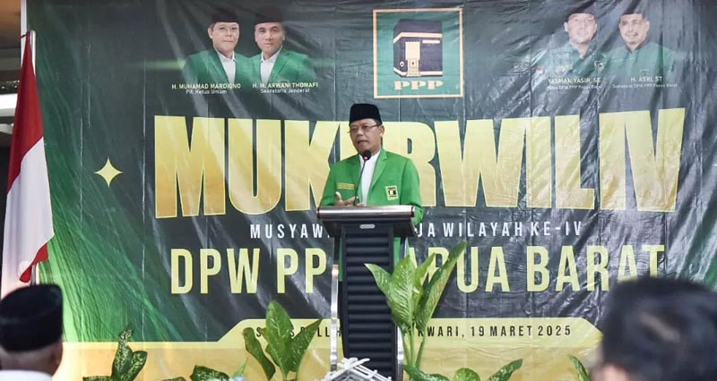 Plt Ketua Umum Partai Persatuan Pembangunan (PPP) Muhamad Mardiono saat memberikan sambutan di Hotel Swissbell Manokwari, Rabu (19/3/2025).
