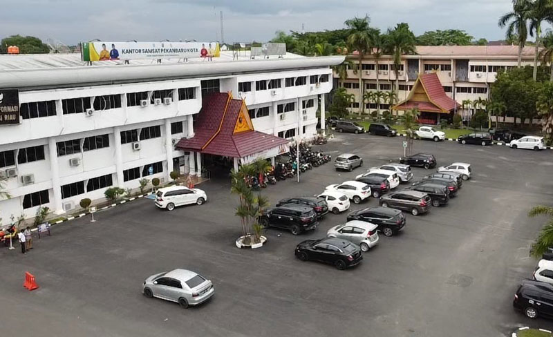 Halaman Kantor Samsat Riau,  Jalan Gadjah Mada Pekanbaru menjadi salah satu lokasi penitipan kendaraan selama mudik Hari Raya Idulfitri 1446 H, Kamis (20/3/2025).