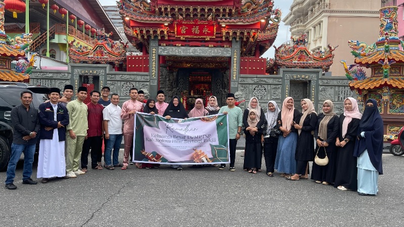 Kepala DPMPTSP Rohil Cici Sulastri foto bersama sebagian kabid dan ASN/non ASN di lingkungan kantor DPMPTSP Rohil usai pembagian takjil di Kota Bagansiapiapi, Jumat (21/3/2025).
