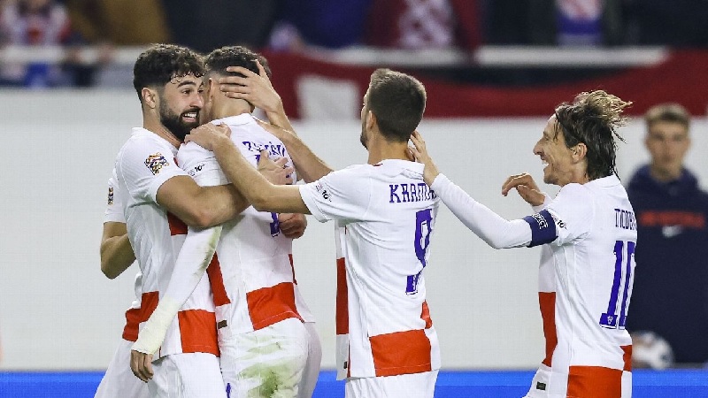Pemain Kroasia melakukan selebrasi usai mencetak gol ke gawang Prancis pada leg 1 perempatfinal Nations League di Split