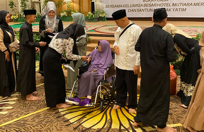Mutiara Merdeka Hotel berbagi keberkahan kepada anak panti asuhan di bulan Ramadan.