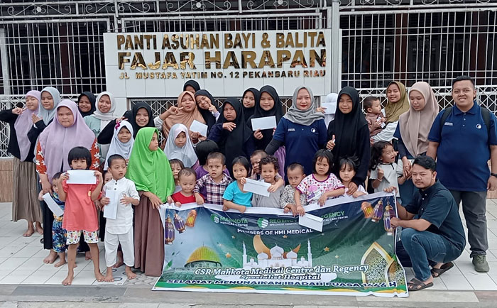 Jajaran menajemen Mahkota Medical Centre Melaka dan Regency Specialist Hospital Johor foto bersama anak-anak di panti Asuhan Fajar Harapan usai menyerahkan bantuan CSR, Jumat (21/3/2025)