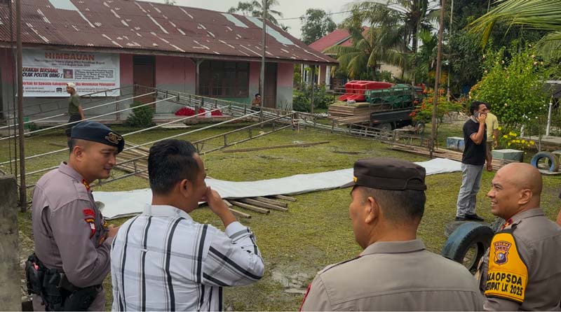 Wakapolda Riau Brigjen Pol Adrianto Jossy Kusumo (kanan) didampingi Kapolsek Bungaraya AKP Aspikar meninjau TPS 3 Jayapura, Kecamatan Bungaraya, Kabupaten Siak, Jumat (21/3/2025).