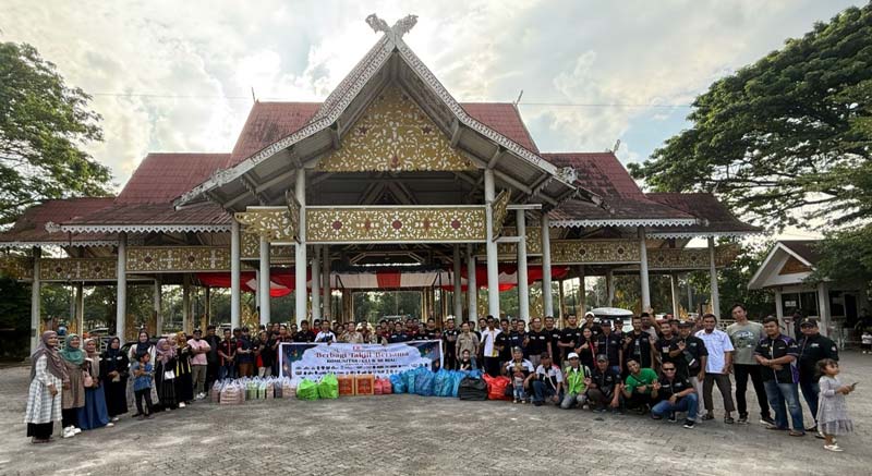 Member FOR foto bersama sebelum membagikan takjil kepada pengendara di depan kawasan MTQ, Jalan Jenderal Sudirman, Pekanbaru, Ahad (16/3/2025).