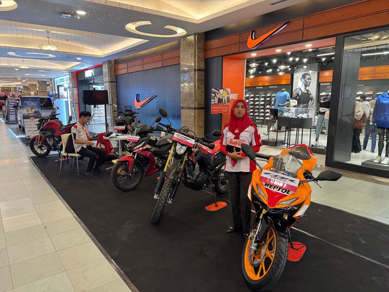 Beberapa motor sport dipamerkan dalam pameran motor sport Honda yang digelar PT Capella Dinamik Nusantara Riau di Mal SKA Pekanbaru, Jumat (21/3/2025)