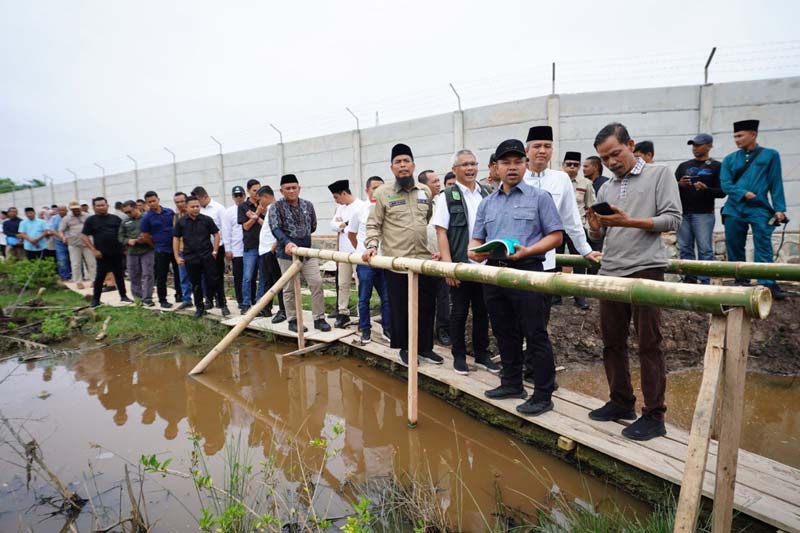 Gubernur Riau Abdul Wahid saat meninjau kawasan industri Bukit Batu di Kabupaten Bengkalis yang akan diusulkan masuk dalam PSN, Jumat (21/3/2025).