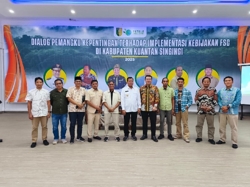Bupati Kuansing Suhardiman Amby, Direktur Patala Unggul Gesang, Nazir Foead, dan narasumber serta peserta Dialog Pemangku Kepentingan terhadap implementasi kebijakan FSC di Kuansing foto bersama.