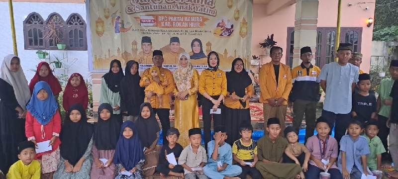 Ketua DPC Hanura Rohil Hamzah SHI MM bersama sejumlah pengurus di sela kegiatan berbagi takjil, bukber dan penyantuna anak yatim, di Balai Jaya, Sabtu (22/3/2025).