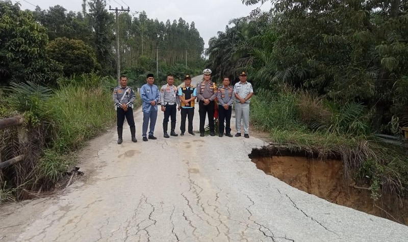 Tim dari Dinas PU Tarukim, Dinas Perhubungan dan Satlantas Polres Siak, Penghulu Pinang Sebatang Barat Rudi Hardianto, turun ke lokasi longsor melakukan survei Jalan Sungai Bunut Besamo yang longsor.