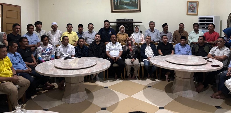 Konferensi pers Afni-Syamsurizal bersama H Syamsuar, Ketua Tim Pemenangan yang juga Ketua DPRD Siak Indra Gunawan, dan tim partai koalisi di kediaman Ketua DPRD Jalan Raja Kecik Kota Siak.
