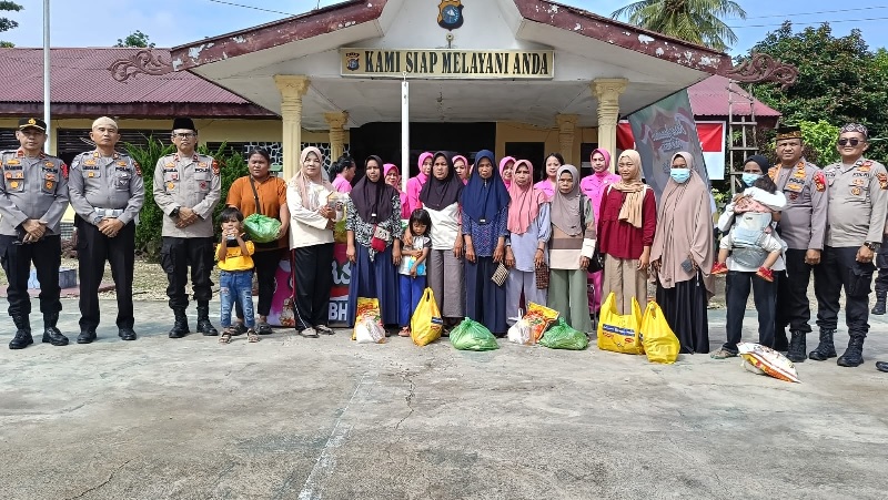 Para Kapolsek di Polres Kuansing berbagi dengan masyarakat Kuansing dalam rangkaian bazar Ramadan dan bakti sosial Polri, Jumat (21/3/2025)