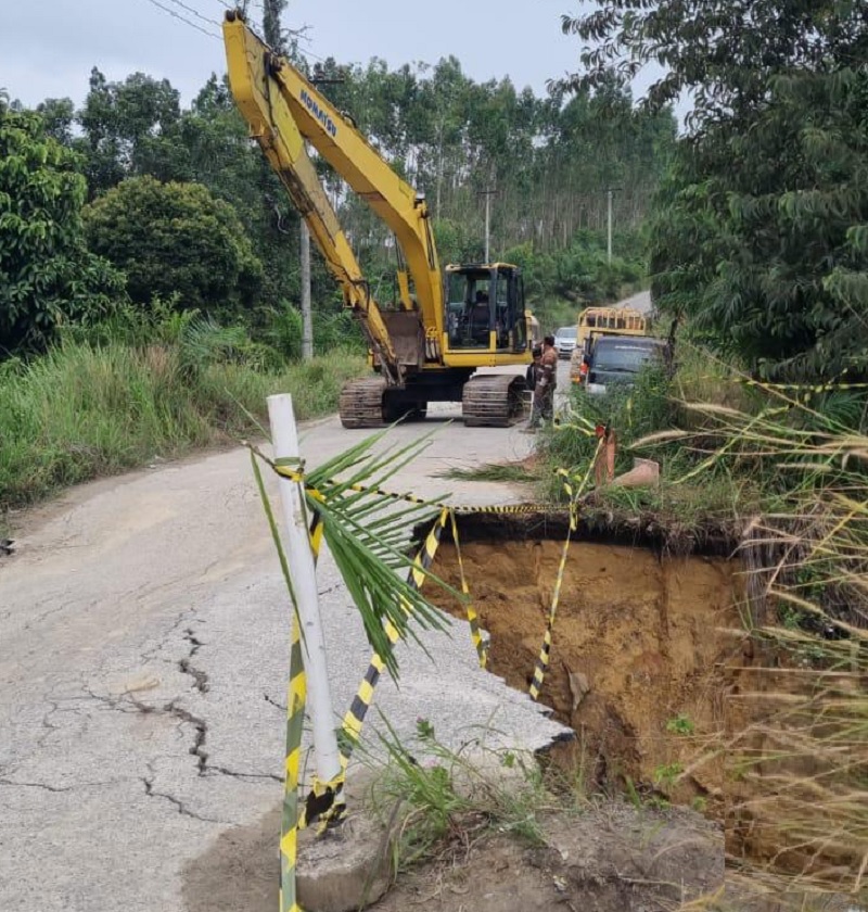 Lokasi longsor Jalan Sungai Bunut Besamo sekitar Jembatan Sungai Kencong, Pinang Sebatang Barat yang merupakan jalan penghubung Kecamatan Tualang-Sungai Mandau Siak , Jumat ((21/3/2025).