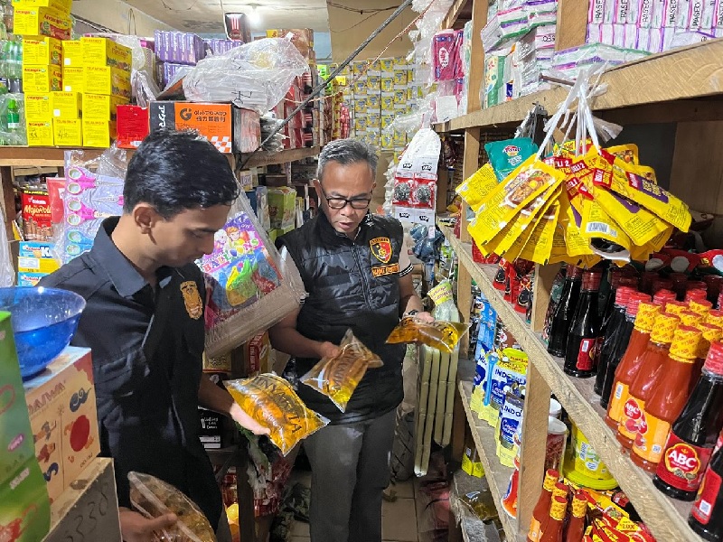 Tim Polsek Lirik melakukan pengecekan Minyakita di sejumlah toko di Kecamatan Lirik, Sabtu (22/3/2025)