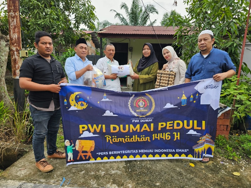 PWI Dumai Peduliberbagi di bulan suci Ramadan dengan memberikan santunan kepada para janda wartawan dan kaum duafa  di Dumai., Jumat (21/3/2025)