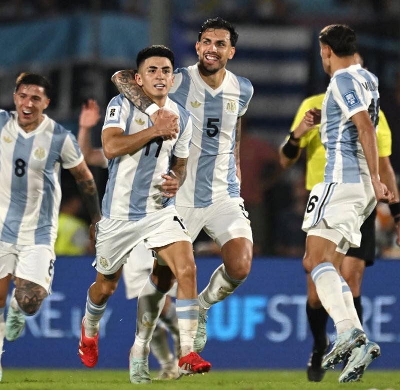Thiago Almada (dua kiri) melakukan selebrasi bersama rekan-rekannya usai membobol gawang tuan rumah Uruguay dalam lanjutan Kualifikasi Piala Dunia 2026 di Montevideo, Sabtu (22/3/2025) WIB.