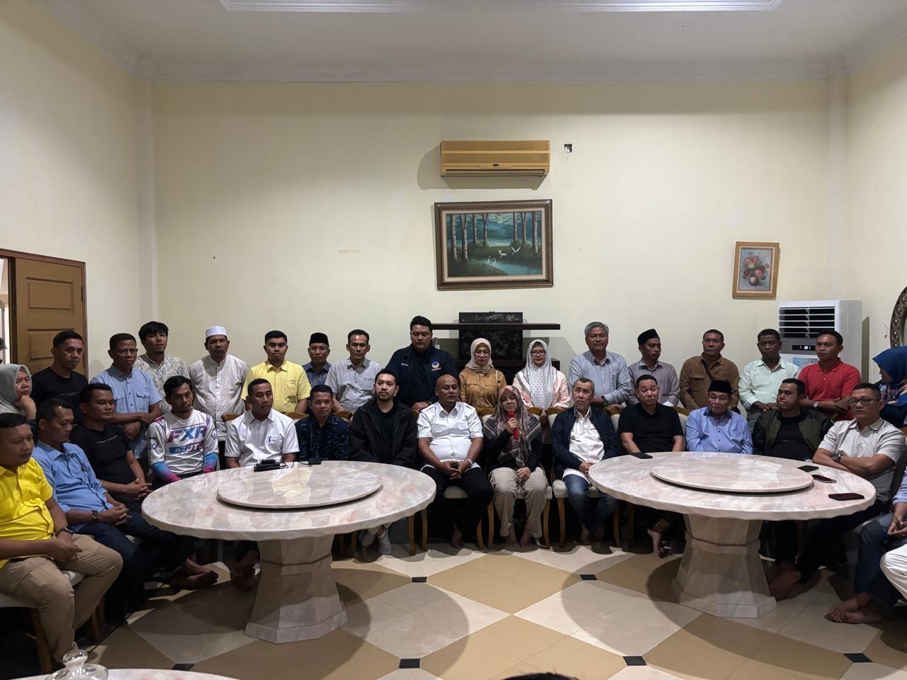 Pasangan Calon Bupati dan Wakil Bupati Siak, Afni Z dan Syamsurizal, melakukan konferensi pers bersama Ketua Golkar Riau H Syamsuar, tim partai koalisi, di kediaman Ketua DPRD.