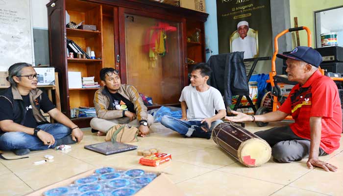 Ketua Suku Seni Marhalim Zaini (paling kiri) bersama timnya saat melakukan penelusuran arsip di Sanggar Sendayung, Kampar, belum lama ini.